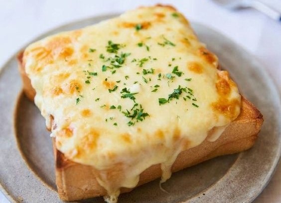 Bữa sáng tiện lợi với bánh mì trứng nướng phô mai mozzarella