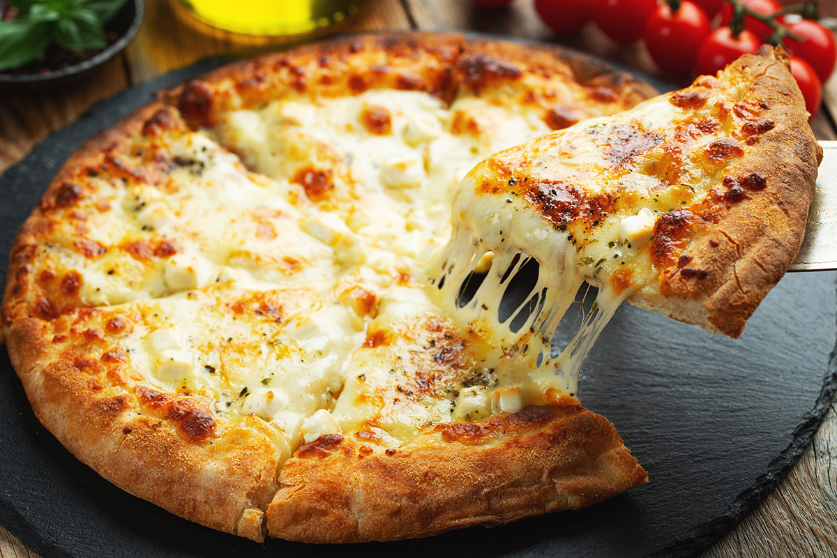 Cách làm Pizza Phô Mai Kéo Sợi đơn giản tại nhà với phô mai bào Mozzarella Happy
